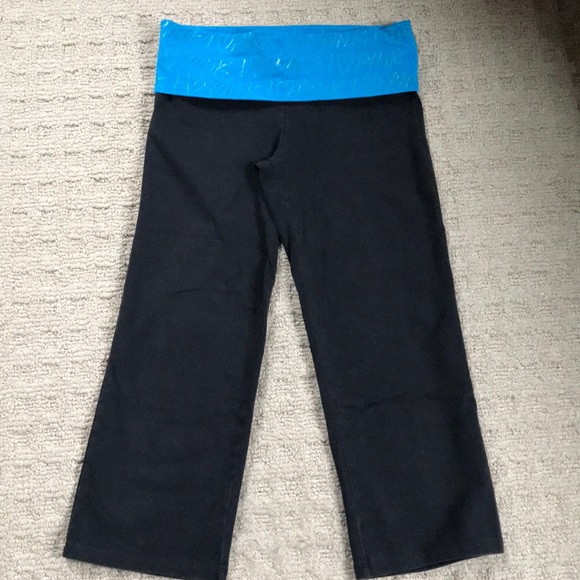 VS Pink Capri yoga pants - Picture 2 of 4